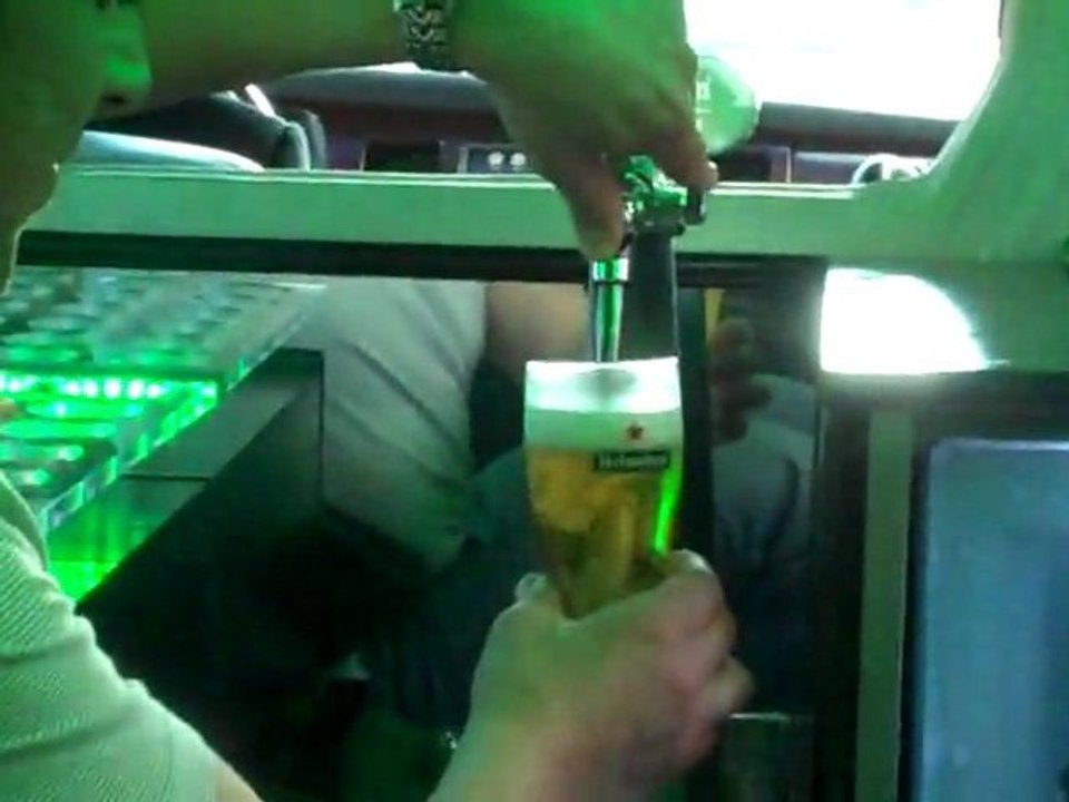 Το σερβίρισμα της μπίρας Heineken