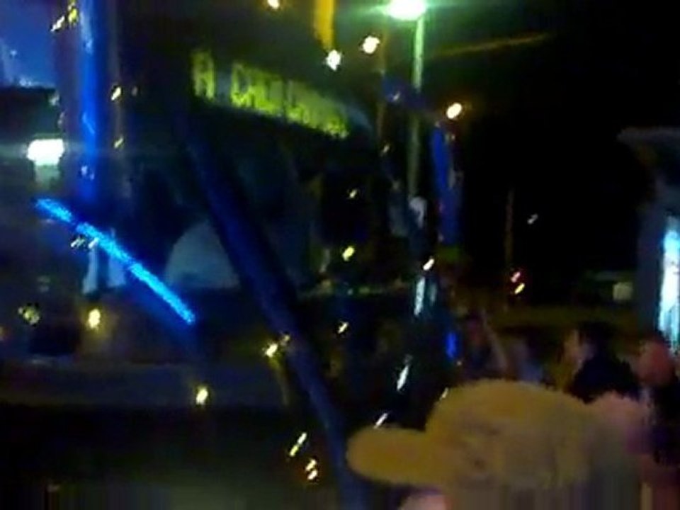 le Tram passant devant un Bar !!!!!!!! xD