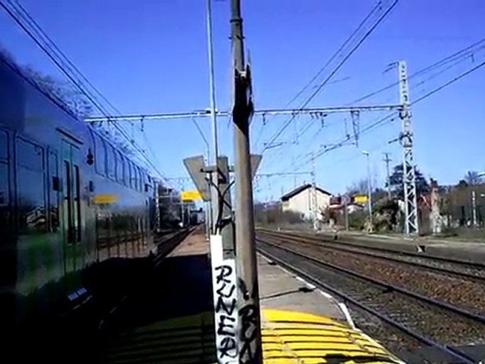 trains ter et TGV et fret qui klaxonne à la Gare de couzon