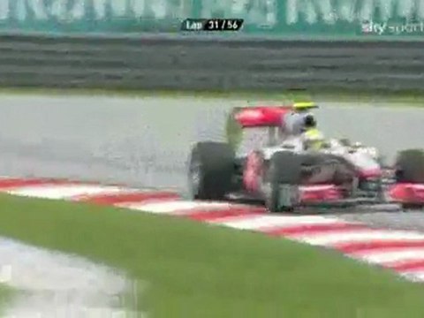 Hamilton pit çıkışında Button ile yan yana-trformula1.com