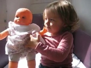 Inès joue à la poupée (muñeca)