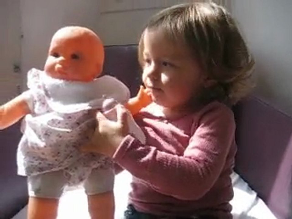 Inès joue à la poupée (muñeca)