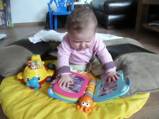 Lola assise toute seule !