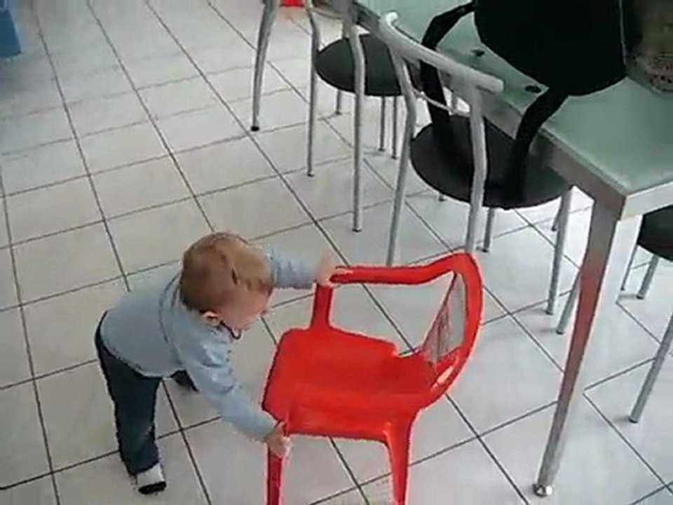 loulou ki traine sa chaise