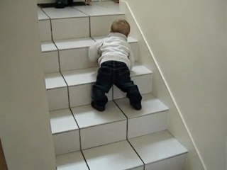 Yaouen monte les escaliers