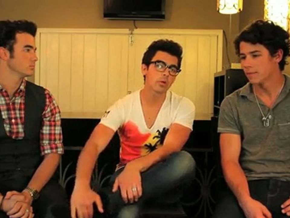 Jonas Brothers are Going Barefoot for One Day Without Shoes!