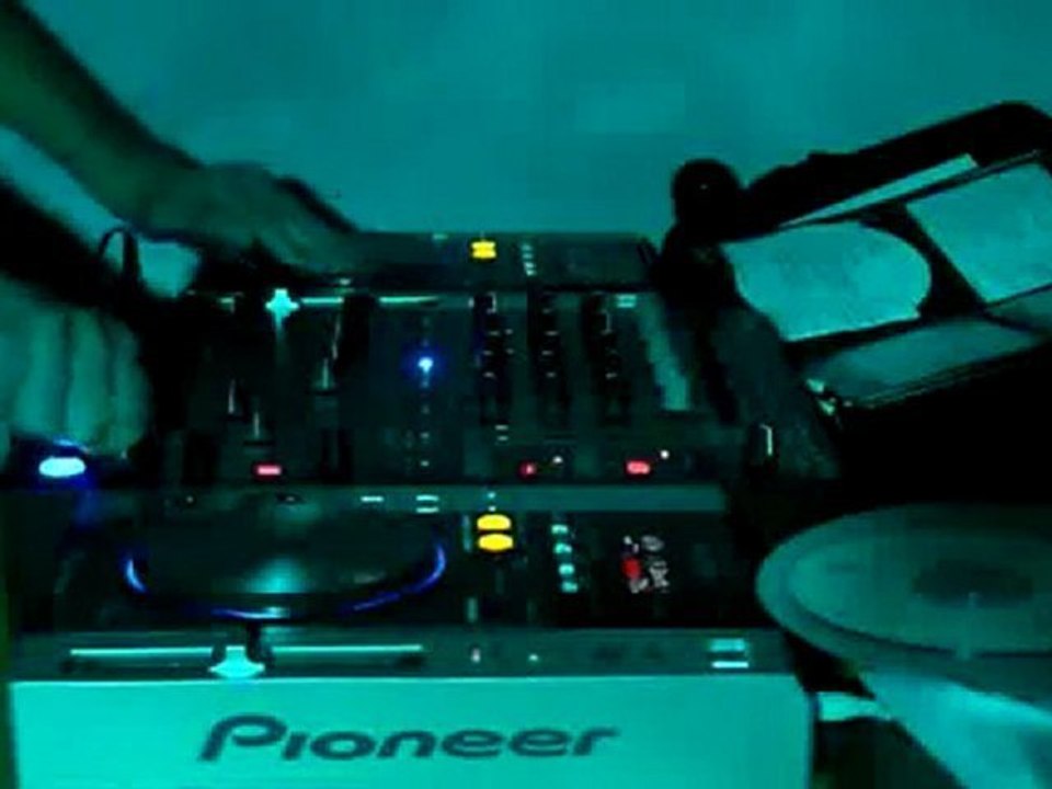 BLG - Minimix Electro  PIONEER CDJ 200 & DJX 750 April 2010