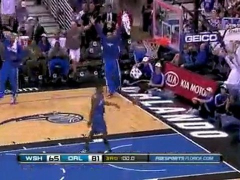 Jason Williams knocks down two consecutive triples.