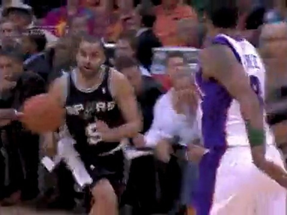 Richard Jefferson drives to the basket and finishes strong.