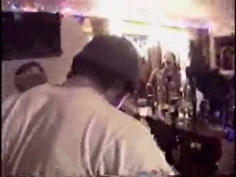 Régis boit un cocktail maison