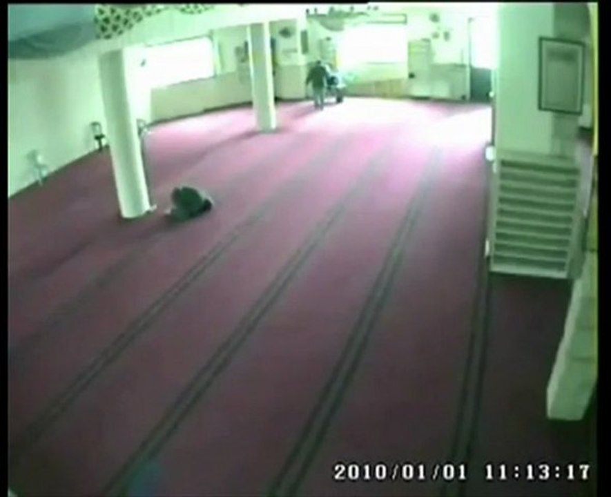 YouTube - مات ساجدا وهو يصلي في بث مباشر.