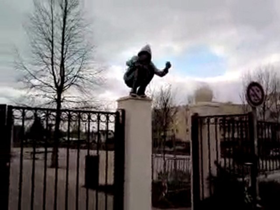 Saut du poteau de2m de Antoine