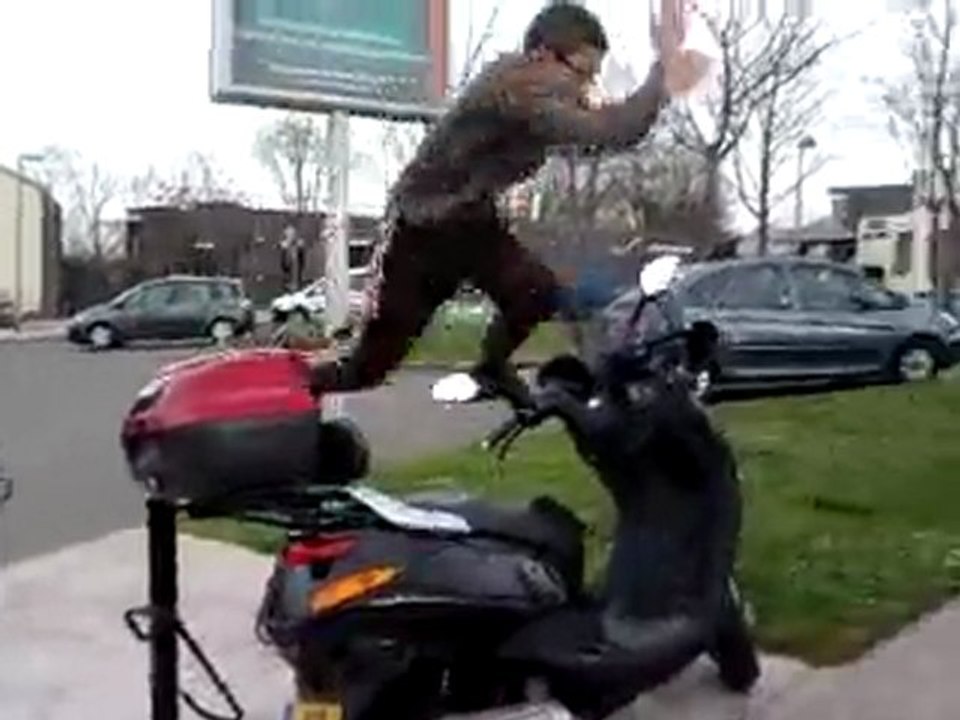 Saut Par dessus un Scooter