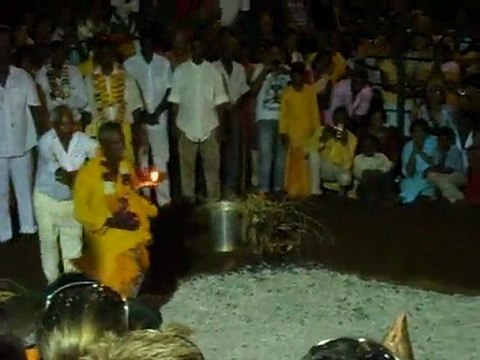 Marche sur le feu le 1er/01/2010 à la cafrine St Pierre.