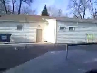 Il fait du skate a sa manière