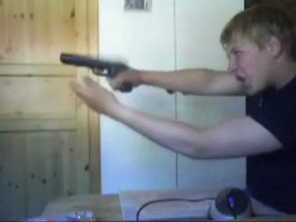 Régis joue avec un pistolet