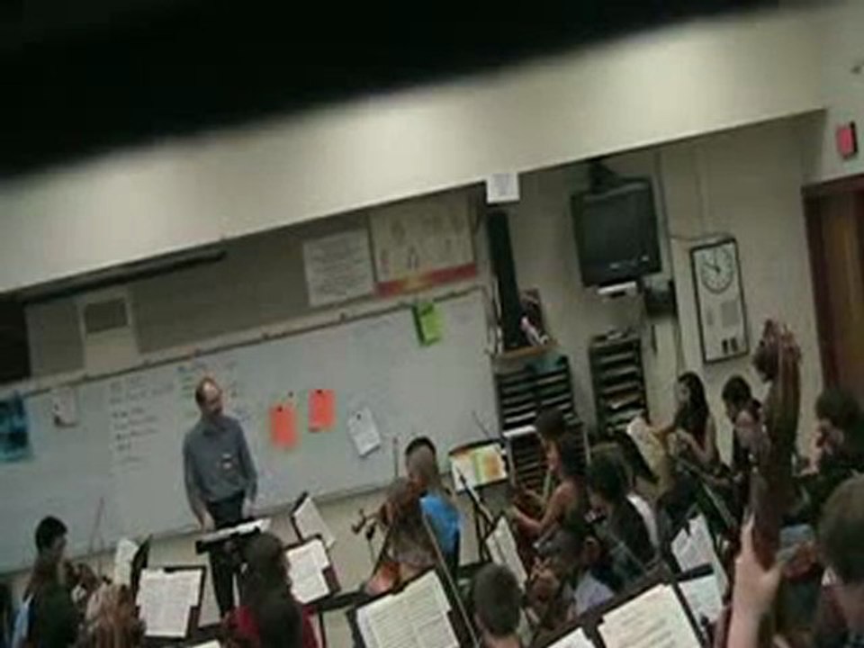 Un prof de musique devient fou et casse un violon