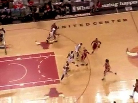 Anderson Varejao takes the pass and finishes with an easy sl