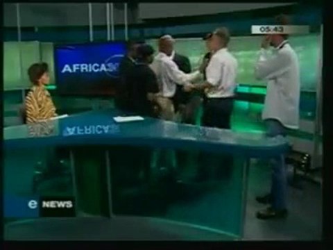 Lite in tv durante il dibattito sul razzismo