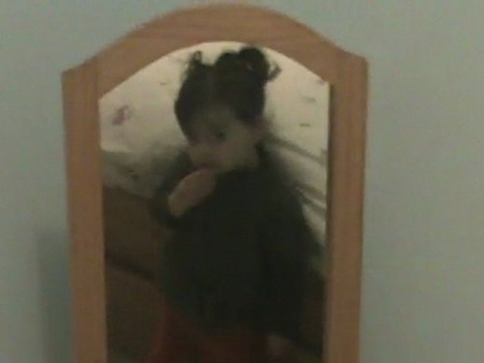 Célya devant le miroir