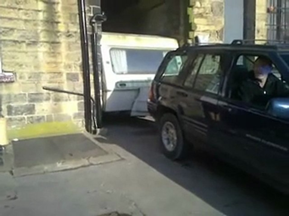 Genius Gets Trailer Stuck Between Houses