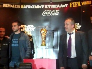 Oι Ελληνες διεθνείς με το τρόπαιο