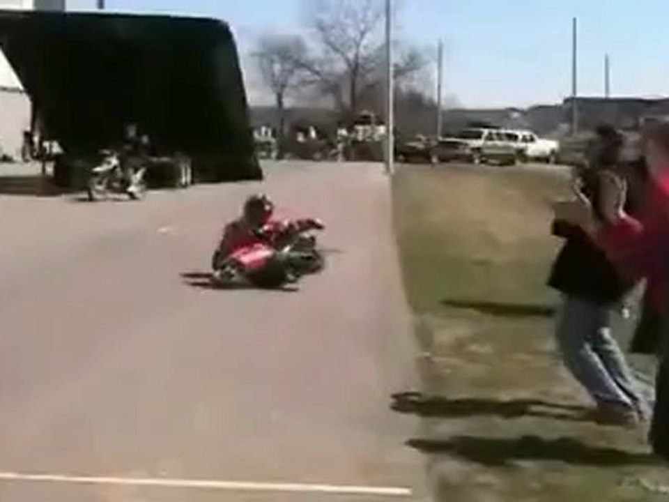 Saut raté avec une mini moto