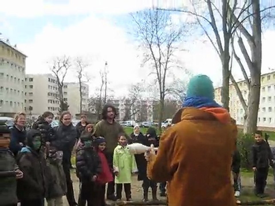 Jonglage et musique à la fête du printemps d'Intermèdes-