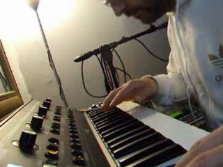 DJ NESS D au CLAVIER moog little phatty