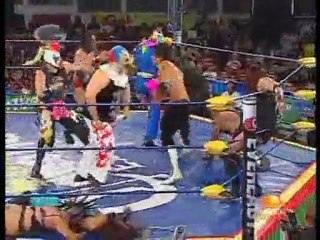 Cibernético vs Konnan in a lumberjack rules match