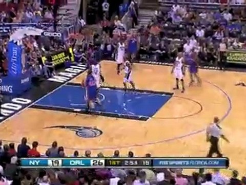 Chris Duhon hits David Lee with a no-look pass for the dunk.