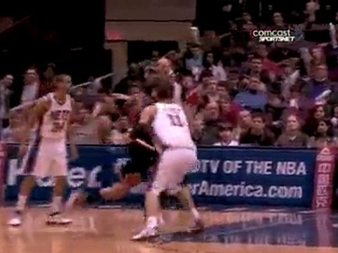 Joakim Noah taks a pass from Derrick Rose, drives the lane a