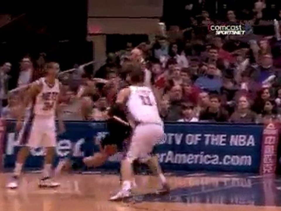 Joakim Noah taks a pass from Derrick Rose, drives the lane a