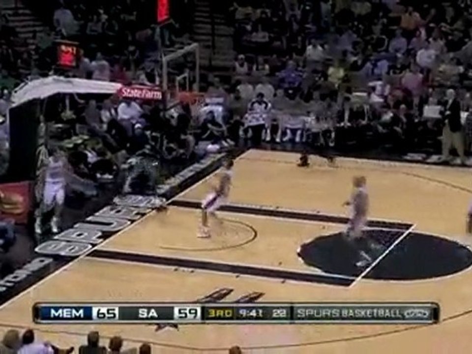 O.J. Mayo takes the pass and finishes with a nice layup.