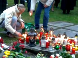 Po katastrofie poznaniacy modlą się przy pomniku katyńskim