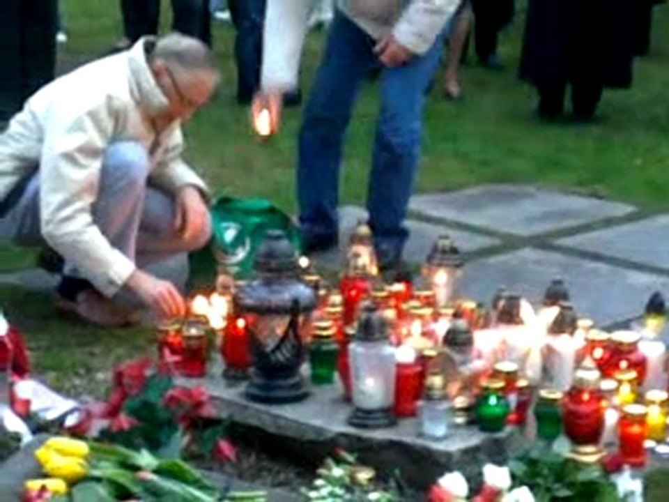 Po katastrofie poznaniacy modlą się przy pomniku katyńskim