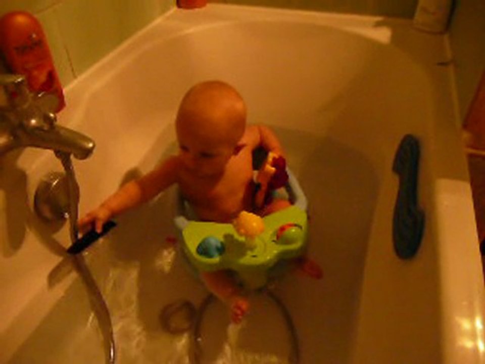 Anaïs 11ème mois bain dilemme tuyau peigne