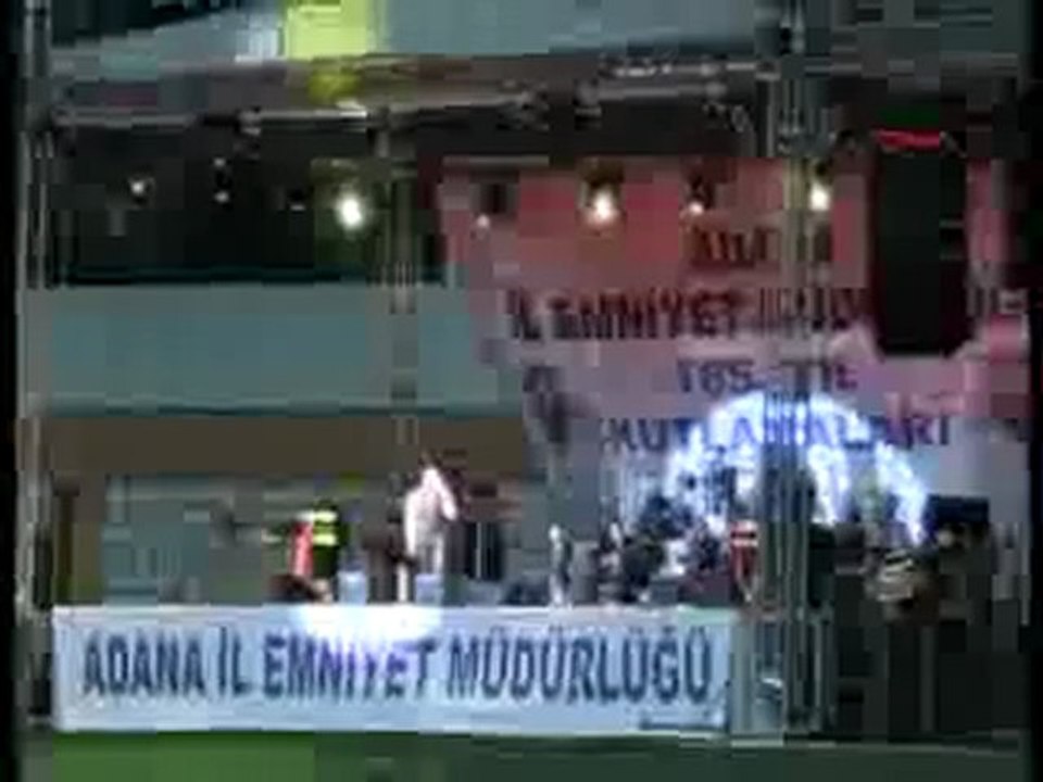 demet-akalin-adana-polis-amcalara-tas-degil-cicek-atmaliyiz