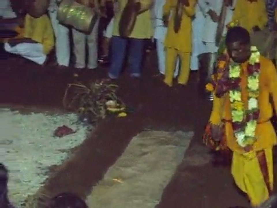 Marche sur le feu le 1er/01/2010 à la cafrine St Pierre(V2).