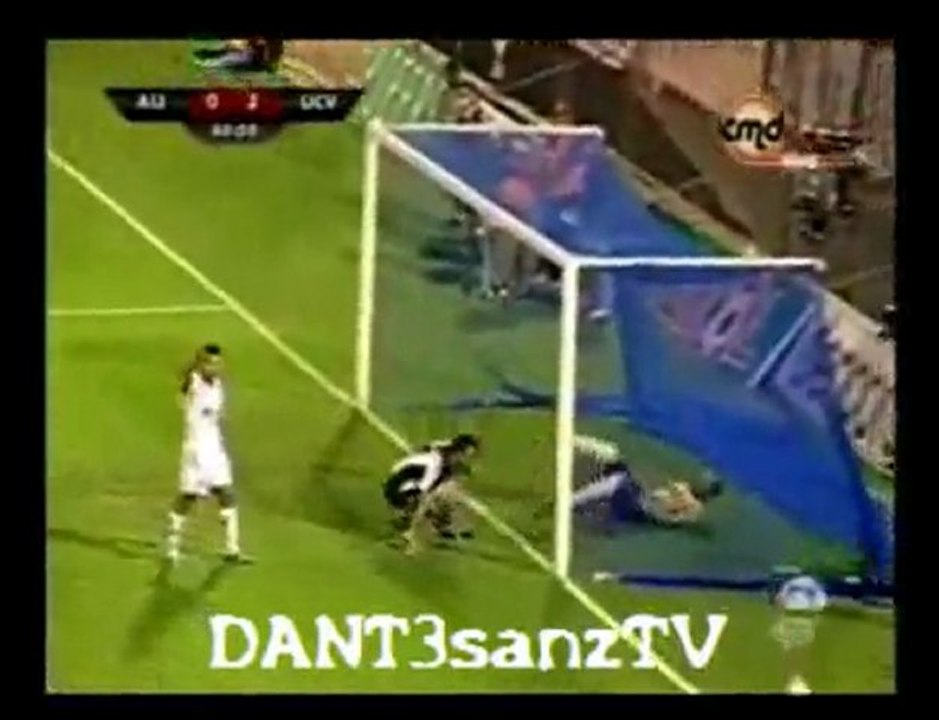 Boş kaleye gol atmaya üşendi!