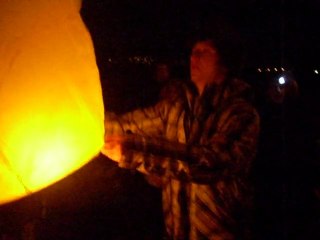 Uczestnicy "Ulicy Kultury" puszczaja lampiony