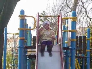 Natacha sur le toboggan des grands