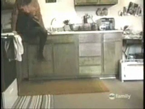 Régis fait peur à sa copine avec une chaussette