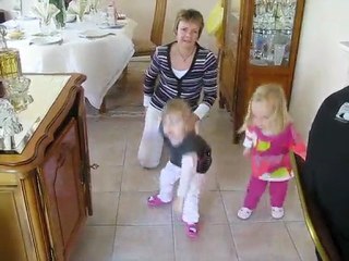 Les cousines dansent avec mamie