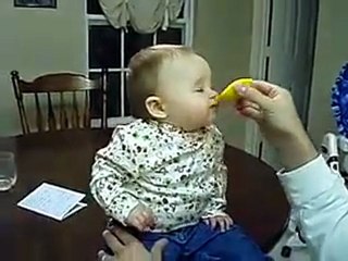 Limon yiyen tatlı ufaklık