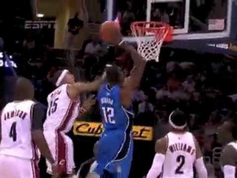 Jameer Nelson finds Dwight Howard in the paint for the two-h