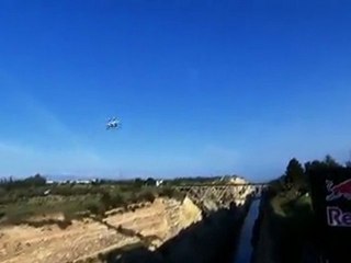 Robbie Maddison saute au-dessus du canal de Corinthe (Grece)