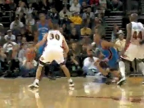 Stephen Curry knocks down a 3-pointer during the second quar