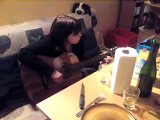 Sabrina interprète une chanson de Tracy Chapman