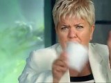 Mimie Mathy et sa lessive magique